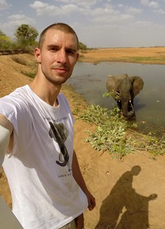ONLINE: Zachraňuji slony v Africe (Arthur F. Sniegon) -Kolem Světa ONLINE, stream, Praha