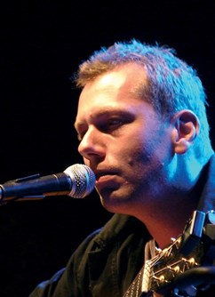 Xavier Baumaxa a Hněddé smyčce