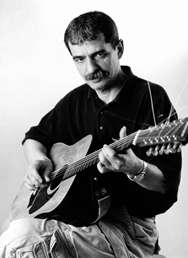 Pavel Dobeš s doprovodným kytaristou Tomášem Kotrbou