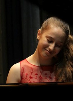 Natálie Schwamová - klavír