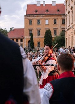 Cimbál, víno, divadlo