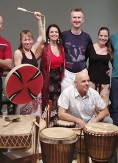 Spontánní bubnování a ohnivý tanec v ateliéru VAC