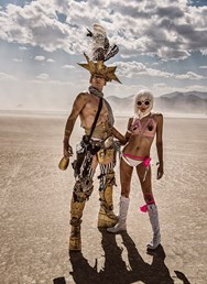ONLINE: Burning Man uprostřed pouště (Marek Musil a Denisa Sládková)