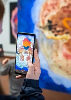 Přes loutky k virtuální realitě s obrazy Radky Bodzewicz