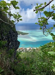 Promítání fotek z Francouzské Polynésie u sklenky