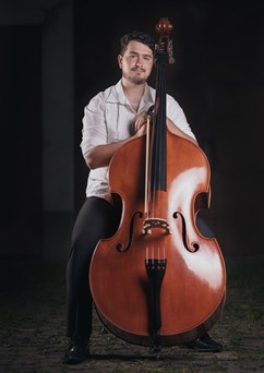 Ondřej Sejkora (kontrabas) + Kateřina Ochmanová (klavír)