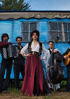  Barcelona Gipsy balKan Orchestra