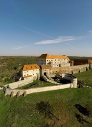 Večer na středověkém hradě u bezedných pohárů a talířů