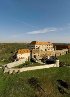Večer na středověkém hradě u bezedných pohárů a talířů