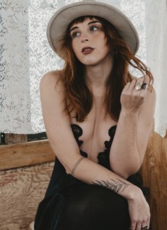 Kendall Lujan (USA), folk