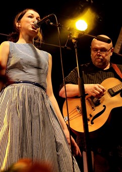 Půljablkoň - Němec & Puttnerová v kostele svatých Janů