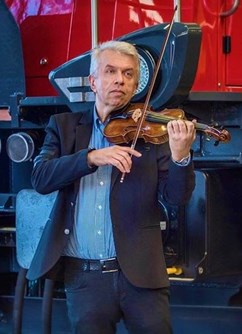 Jaroslav Svěcený: Ve znamení zpěvu, strun a slov