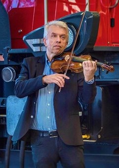 Jaroslav Svěcený: Ve znamení zpěvu, strun a slov