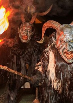 Novoroční průvod Krampus čertů & pekelně ohnivý food den