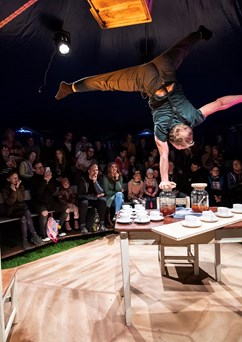 Cirko Hopley: Teacrobat