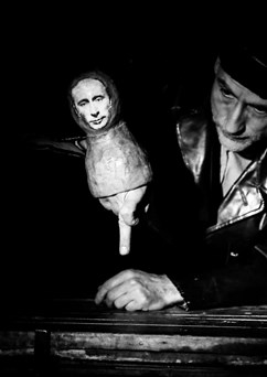 DIVADLO LÍŠEŇ ''Putin Lyžuje'' - hra o zrození vraha