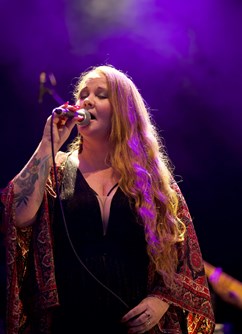 Layla Zoe (CAN, NL)  „Into The Blue“ Tour