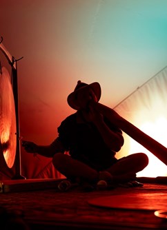 ONDŘEJ SMEYKAL | didgeridoo & gong