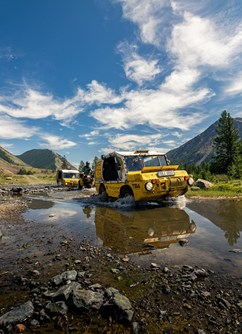 Žlutá žába pluje do Mongolska