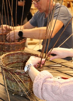 Drobné dekorativní předměty z proutí