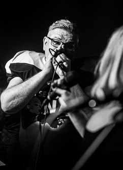 Ať se snaží ona, Karel Škrabal, Nela Bártová...