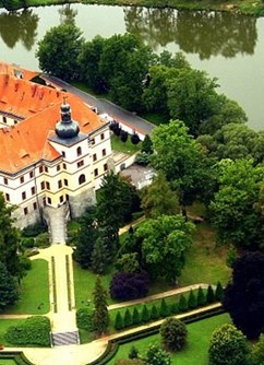 Vítání jara na zámku Lnáře: zahradní slavnost a velké trhy