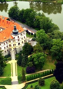 Vítání jara na zámku Lnáře: zahradní slavnost a velké trhy