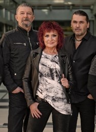 Petra Janů s kapelou