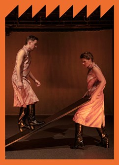 Som iba prízrak, niečia emotívna spomienka na život.