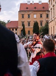 Cimbál, víno, hromy bijú