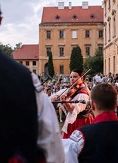 Cimbál, víno, hromy bijú