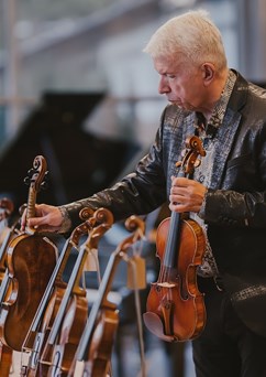 Jaroslav Svěcený - Čtyři století evropských houslí
