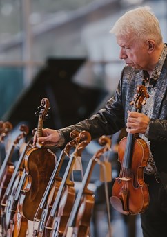 Jaroslav Svěcený - Čtyři století evropských houslí