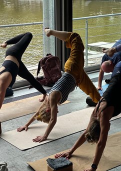 Jóga & piano v Jazz Docku