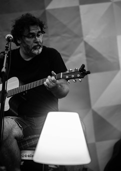 DAVID UHER | koncert na terase