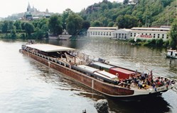 Loď Tajemství bratří Formanů, Praha