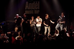 POPs out & in // dvorek & klub