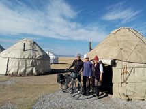 Kyrgyzstán: Sám na kole horskou divočinou Ťan Šanu; Praha