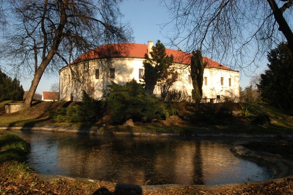 Středočeské muzeum a zámek v Roztokách u Prahy