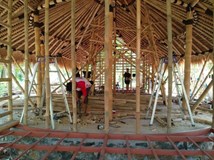 ONLINE: Jak postavit bambusový dům v Indonésii (D.Bartošová)