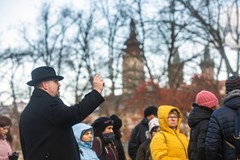 Pěšky nebo kočárem Hradcem s panem Gočárem