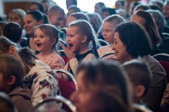 Komorná a Kašpárek: dělaj v zámku pořádek