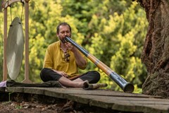 Ondřej Smeykal: sólo na didgeridoo a gong