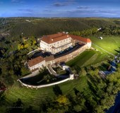 Večery na středověkém hradě u bezedných pohárů a talířů