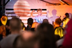 Panelka Night Fever s disko koulí v pozadí