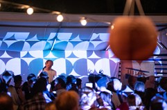 Panelka Night Fever s disko koulí v pozadí