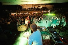Panelka Night Fever s disko koulí v pozadí