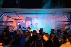 Panelka Night Fever s disko koulí v pozadí