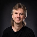 Kódy dnešních vztahů v řetězci historie