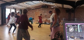 Extatická taneční cesta - tanči svou vizi s DJ Colibri